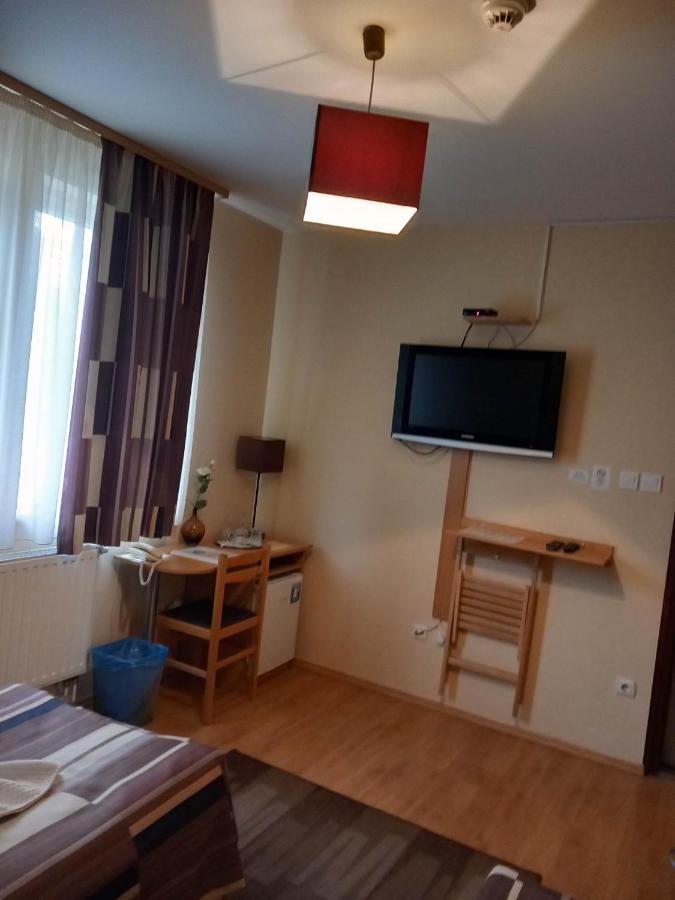 Hotel Kata Panzio Oroszlány Zewnętrze zdjęcie
