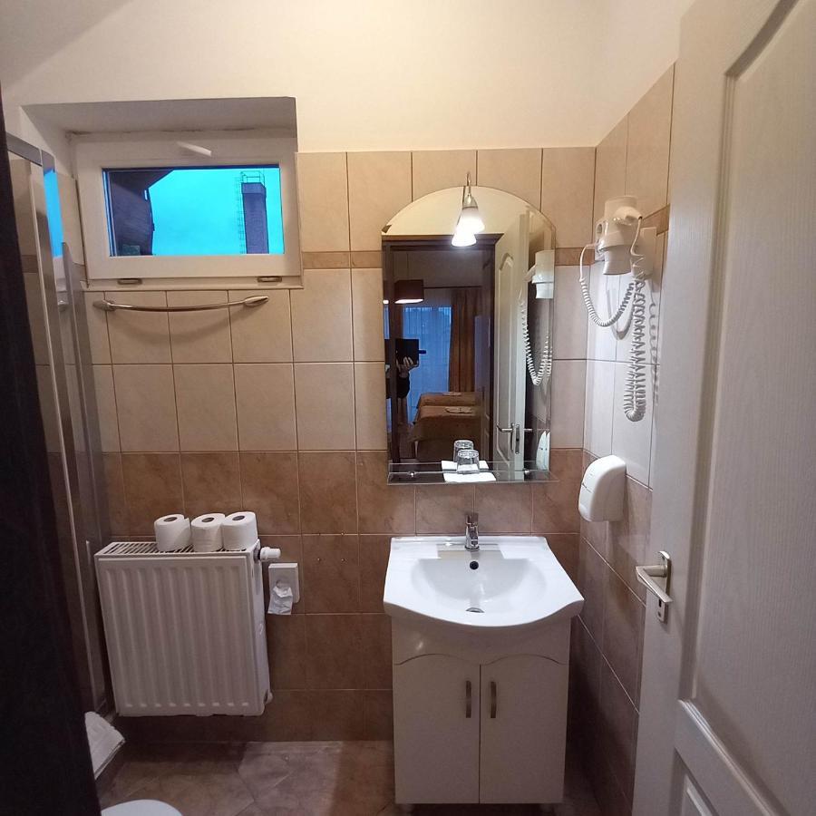 Hotel Kata Panzio Oroszlány Zewnętrze zdjęcie