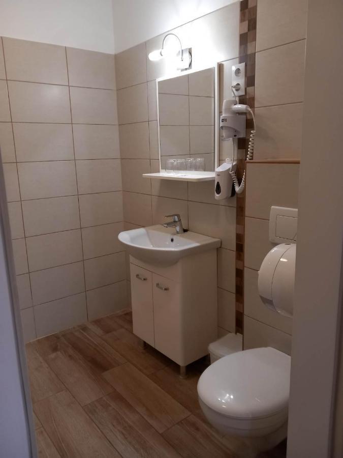 Hotel Kata Panzio Oroszlány Zewnętrze zdjęcie