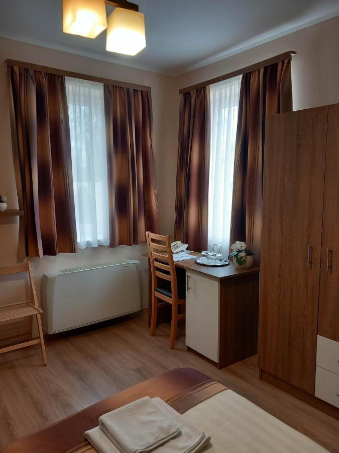 Hotel Kata Panzio Oroszlány Zewnętrze zdjęcie